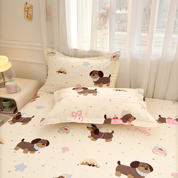 91家纺网 家纺一手货源 找家纺 名优家纺 2026新款12868全棉小清新印花四件套单品系列-床裙三件套 困困腊肠狗