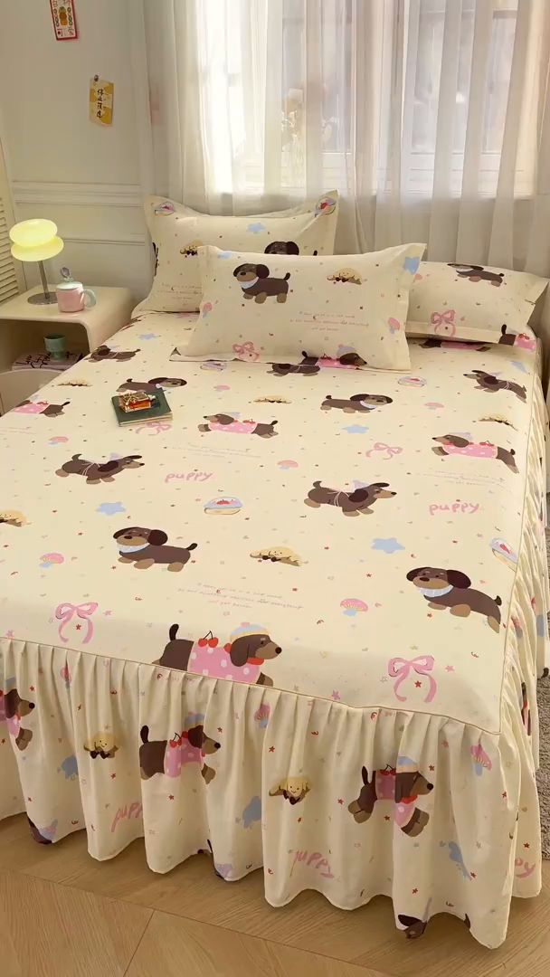 91家纺网 家纺一手货源 找家纺 名优家纺 2026新款12868全棉小清新印花四件套单品系列-床裙三件套 困困腊肠狗