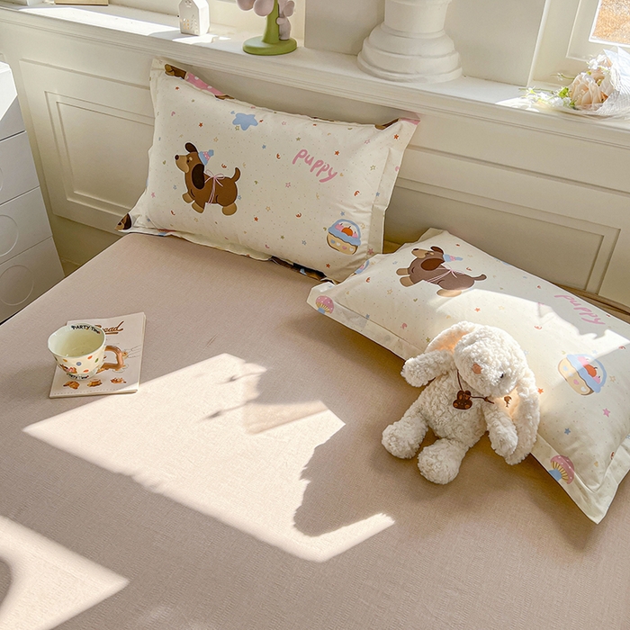 91家纺网 家纺一手货源 找家纺 名优家纺 2026新款12868全棉小清新印花四件套单品系列-单床单 困困腊肠狗