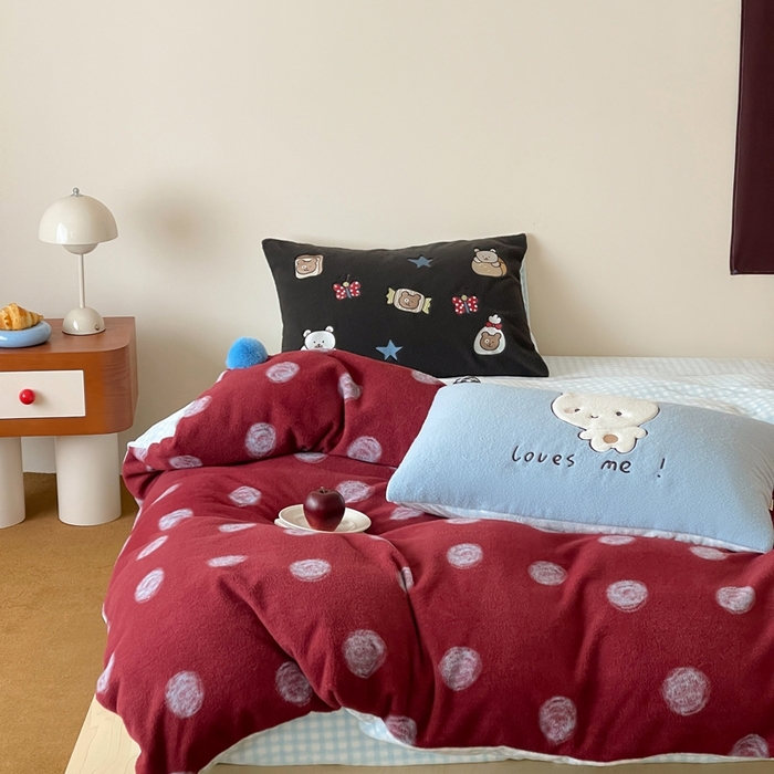 91家纺网 家纺一手货源 找家纺 桔子家纺 2025秋冬新款羊毛绒mi兔系列四件套 复古红波点