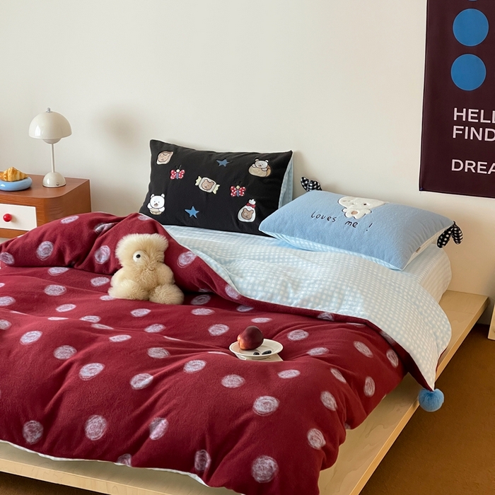 91家纺网 家纺一手货源 找家纺 桔子家纺 2025秋冬新款羊毛绒mi兔系列四件套 复古红波点