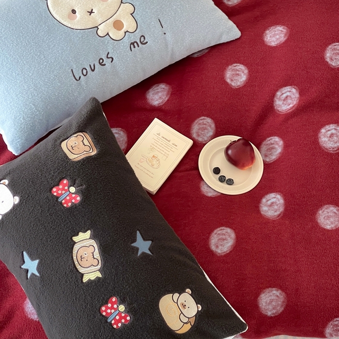 91家纺网 家纺一手货源 找家纺 桔子家纺 2025秋冬新款羊毛绒mi兔系列四件套 复古红波点