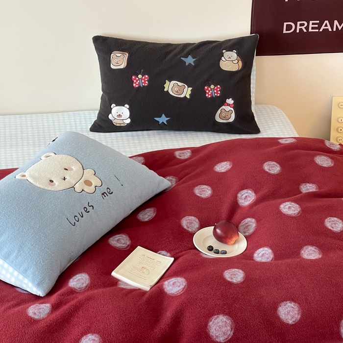 91家纺网 家纺一手货源 找家纺 桔子家纺 2025秋冬新款羊毛绒mi兔系列四件套 复古红波点