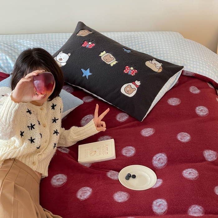 91家纺网 家纺一手货源 找家纺 桔子家纺 2025秋冬新款羊毛绒mi兔系列四件套 复古红波点