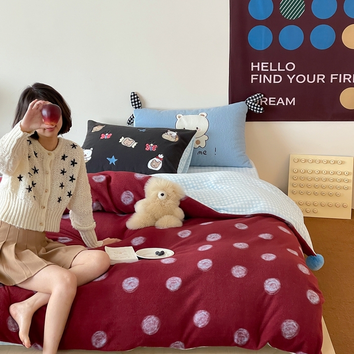 91家纺网 家纺一手货源 找家纺 桔子家纺 2025秋冬新款羊毛绒mi兔系列四件套 复古红波点