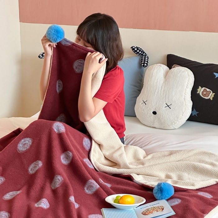 91家纺网 家纺一手货源 找家纺 桔子家纺 2025新款秋冬mi兔羊毛绒系列盖毯毯子多功能盖毯 复古红波点毯子