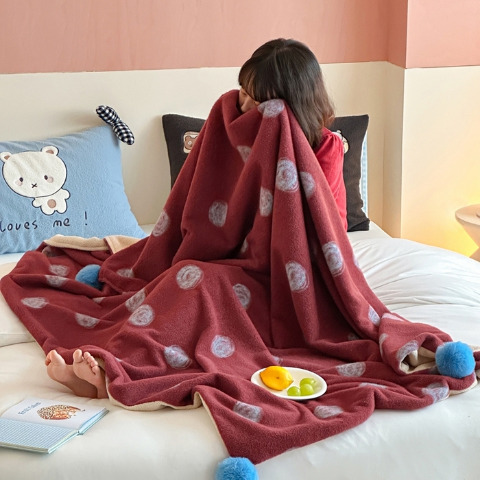 91家纺网 家纺一手货源 找家纺 桔子家纺 2025新款秋冬mi兔羊毛绒系列盖毯毯子多功能盖毯 复古红波点毯子