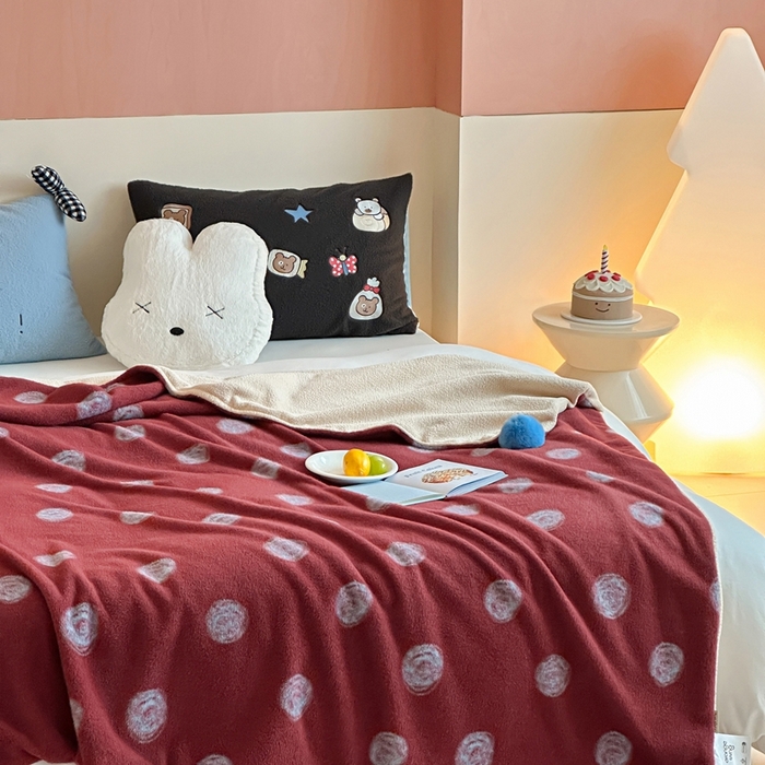 91家纺网 家纺一手货源 找家纺 桔子家纺 2025新款秋冬mi兔羊毛绒系列盖毯毯子多功能盖毯 复古红波点毯子