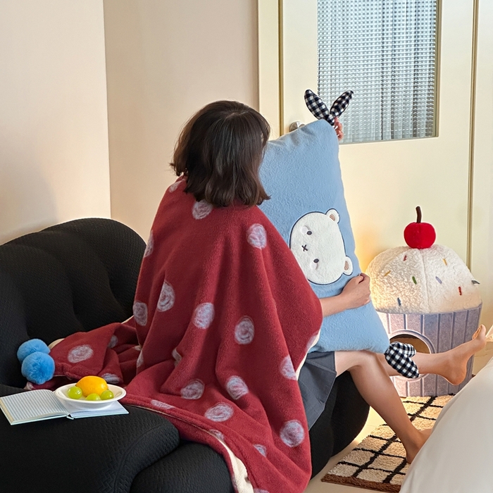 91家纺网 家纺一手货源 找家纺 桔子家纺 2025新款秋冬mi兔羊毛绒系列盖毯毯子多功能盖毯 复古红波点毯子