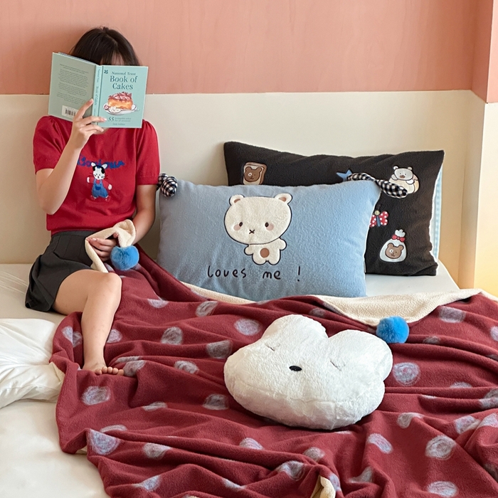 91家纺网 家纺一手货源 找家纺 桔子家纺 2025新款秋冬mi兔羊毛绒系列盖毯毯子多功能盖毯 复古红波点毯子