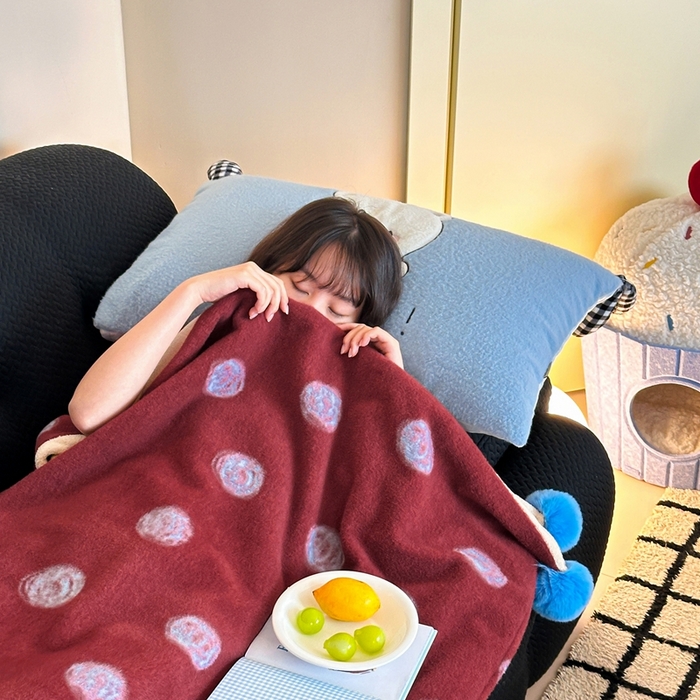 91家纺网 家纺一手货源 找家纺 桔子家纺 2025新款秋冬mi兔羊毛绒系列盖毯毯子多功能盖毯 复古红波点毯子