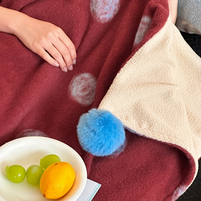 91家纺网 家纺一手货源 找家纺 桔子家纺 2025新款秋冬mi兔羊毛绒系列盖毯毯子多功能盖毯 复古红波点毯子