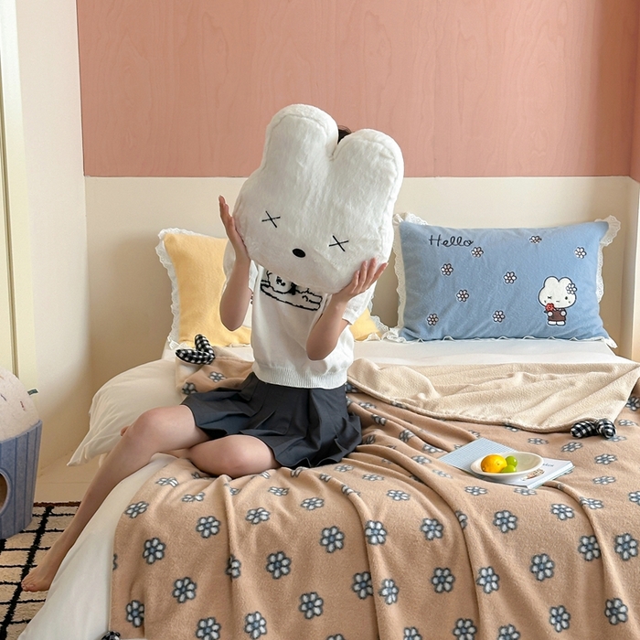 91家纺网 家纺一手货源 找家纺 桔子家纺 2025新款秋冬mi兔羊毛绒系列盖毯毯子多功能盖毯 黄油mi兔毯子