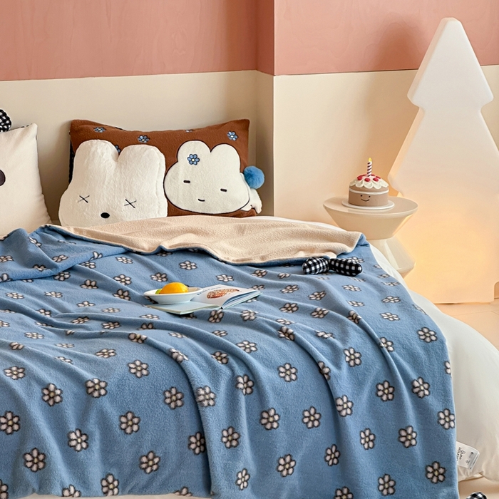 91家纺网 家纺一手货源 找家纺 桔子家纺 2025新款秋冬mi兔羊毛绒系列盖毯毯子多功能盖毯 蓝花mi兔毯子