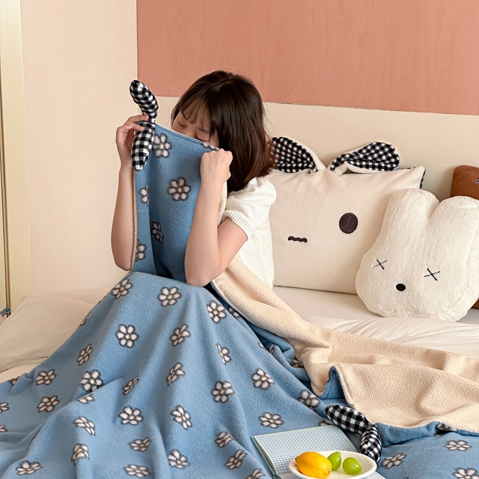 91家纺网 家纺一手货源 找家纺 桔子家纺 2025新款秋冬mi兔羊毛绒系列盖毯毯子多功能盖毯 蓝花mi兔毯子