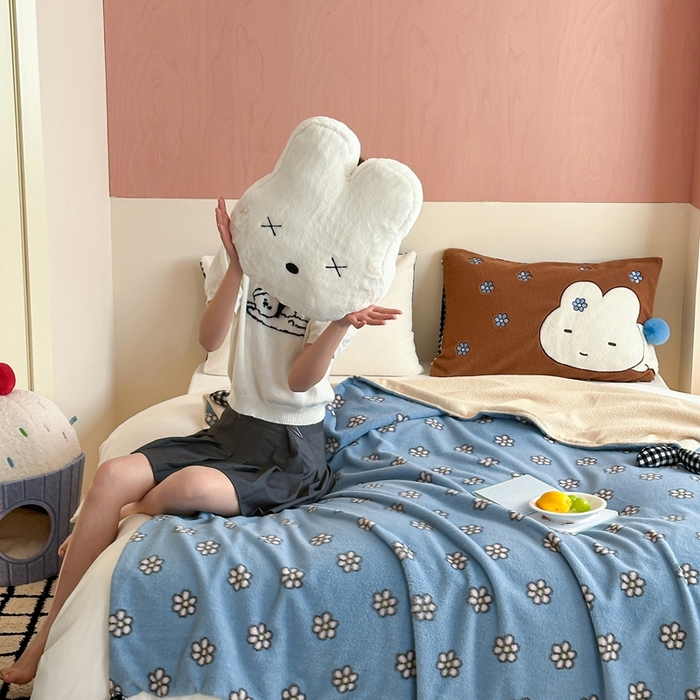 91家纺网 家纺一手货源 找家纺 桔子家纺 2025新款秋冬mi兔羊毛绒系列盖毯毯子多功能盖毯 蓝花mi兔毯子