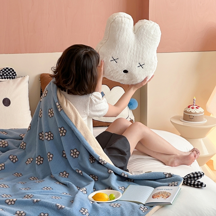 91家纺网 家纺一手货源 找家纺 桔子家纺 2025新款秋冬mi兔羊毛绒系列盖毯毯子多功能盖毯 蓝花mi兔毯子