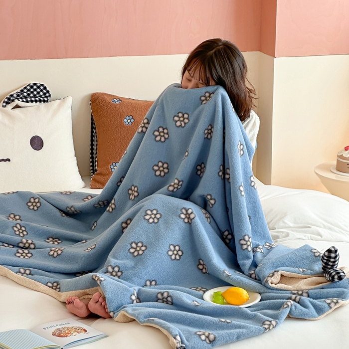 91家纺网 家纺一手货源 找家纺 桔子家纺 2025新款秋冬mi兔羊毛绒系列盖毯毯子多功能盖毯 蓝花mi兔毯子