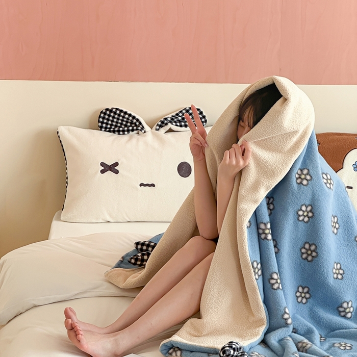 91家纺网 家纺一手货源 找家纺 桔子家纺 2025新款秋冬mi兔羊毛绒系列盖毯毯子多功能盖毯 蓝花mi兔毯子