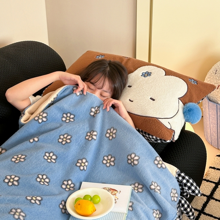 91家纺网 家纺一手货源 找家纺 桔子家纺 2025新款秋冬mi兔羊毛绒系列盖毯毯子多功能盖毯 蓝花mi兔毯子