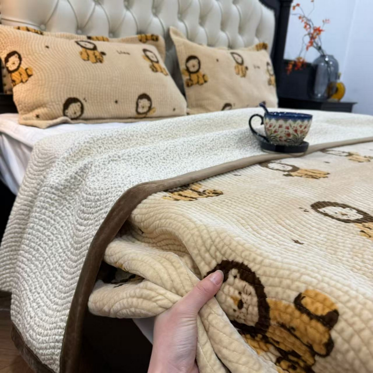 91家纺网 家纺一手货源 找家纺 床盖工厂店 2025新款宝宝绒床盖四件套 小狮子