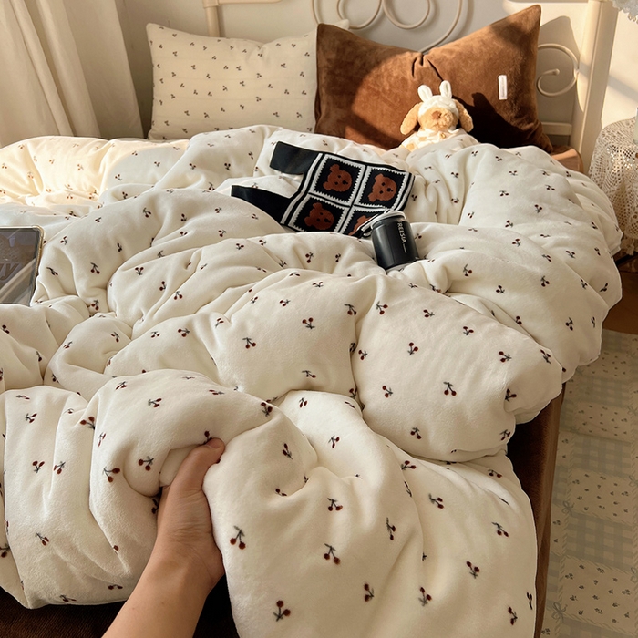 山茶家纺 2025新款牛奶绒印花四件套-中古系列 中古车厘子