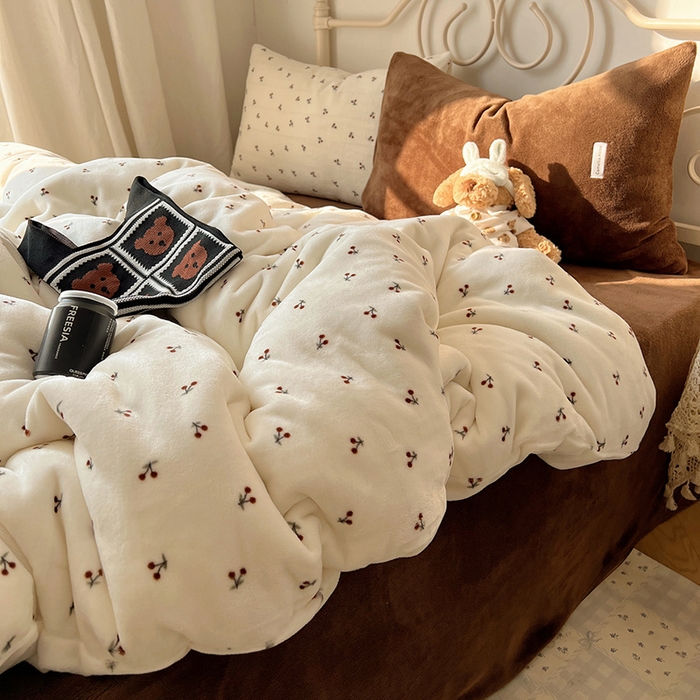 91家纺网 家纺一手货源 找家纺 山茶家纺 2025新款牛奶绒印花四件套-中古系列 中古车厘子