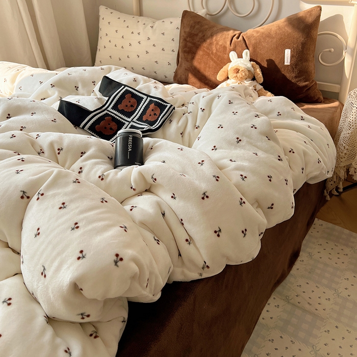 91家纺网 家纺一手货源 找家纺 山茶家纺 2025新款牛奶绒印花四件套-中古系列 中古车厘子