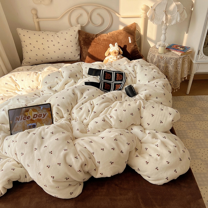 91家纺网 家纺一手货源 找家纺 山茶家纺 2025新款牛奶绒印花四件套-中古系列 中古车厘子