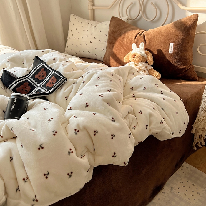 91家纺网 家纺一手货源 找家纺 山茶家纺 2025新款牛奶绒印花四件套-中古系列 中古车厘子