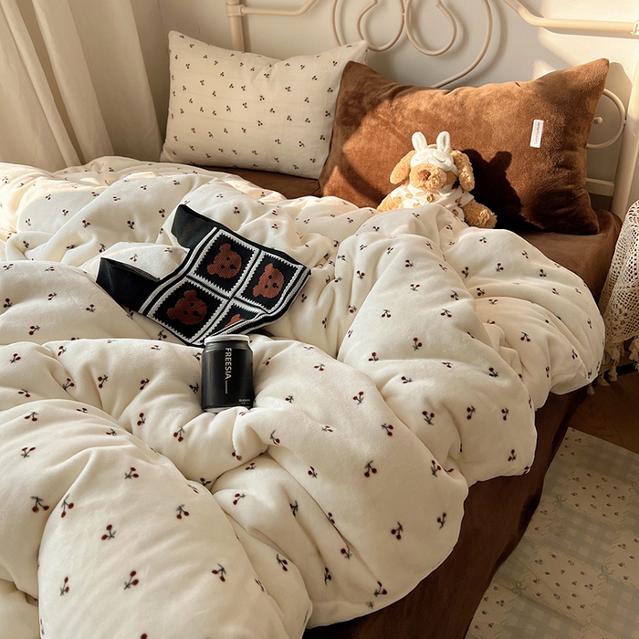 91家纺网 家纺一手货源 找家纺 山茶家纺 2025新款牛奶绒印花四件套-中古系列 中古车厘子