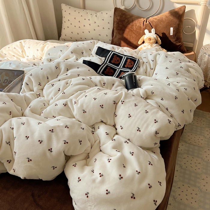 91家纺网 家纺一手货源 找家纺 山茶家纺 2025新款牛奶绒印花四件套-中古系列 中古车厘子