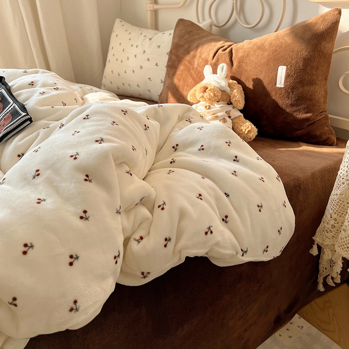 91家纺网 家纺一手货源 找家纺 山茶家纺 2025新款牛奶绒印花四件套-中古系列 中古车厘子