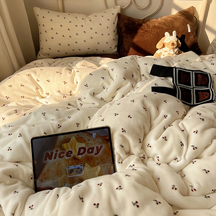 91家纺网 家纺一手货源 找家纺 山茶家纺 2025新款牛奶绒印花四件套-中古系列 中古车厘子