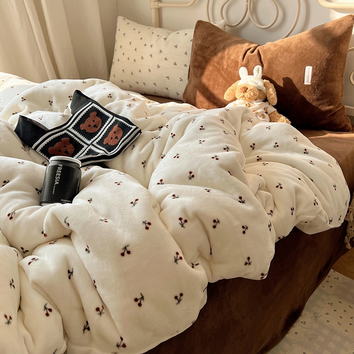 91家纺网 家纺一手货源 找家纺 山茶家纺 2025新款牛奶绒印花四件套-中古系列 中古车厘子