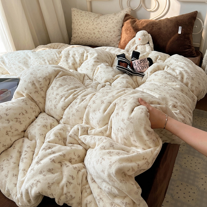 91家纺网 家纺一手货源 找家纺 山茶家纺 2025新款牛奶绒印花四件套-中古系列 中古碎花