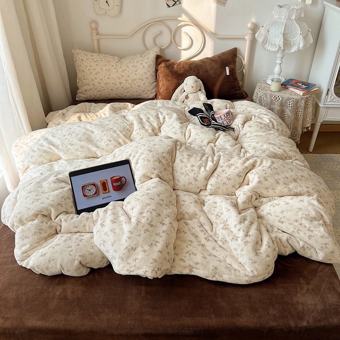 91家纺网 家纺一手货源 找家纺 山茶家纺 2025新款牛奶绒印花四件套-中古系列 中古碎花