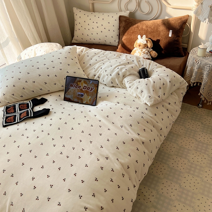 91家纺网 家纺一手货源 找家纺 山茶家纺 2025新款牛奶绒印花四件套-中古系列 中古车厘子