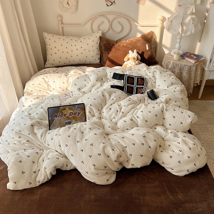 91家纺网 家纺一手货源 找家纺 山茶家纺 2025新款牛奶绒印花四件套-中古系列 中古车厘子