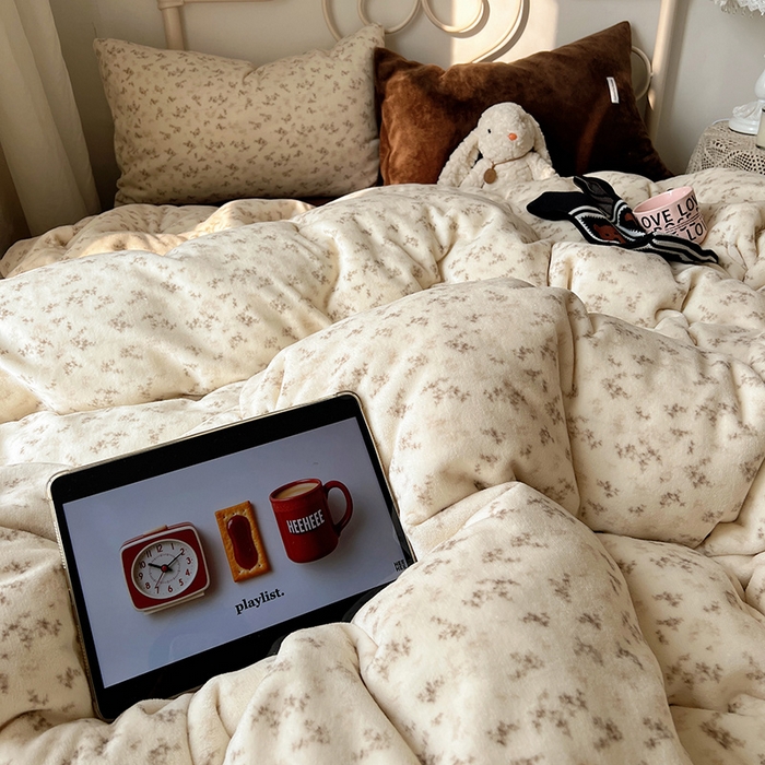 91家纺网 家纺一手货源 找家纺 山茶家纺 2025新款牛奶绒印花四件套-中古系列 中古碎花