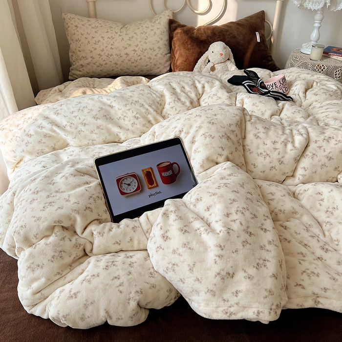 91家纺网 家纺一手货源 找家纺 山茶家纺 2025新款牛奶绒印花四件套-中古系列 中古碎花