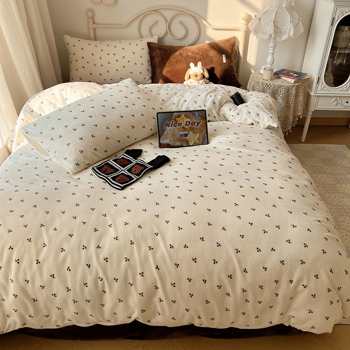 91家纺网 家纺一手货源 找家纺 山茶家纺 2025新款牛奶绒印花四件套-中古系列 中古车厘子