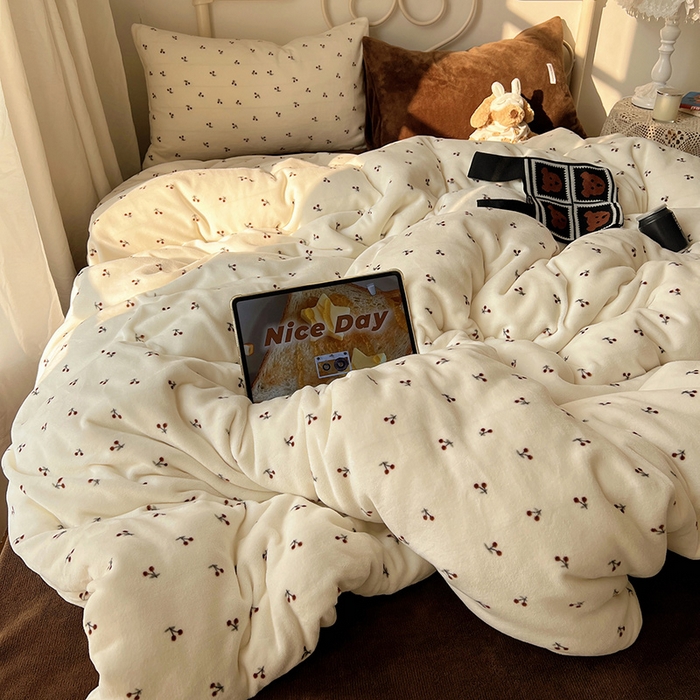 91家纺网 家纺一手货源 找家纺 山茶家纺 2025新款牛奶绒印花四件套-中古系列 中古车厘子