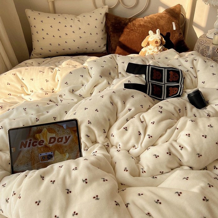 91家纺网 家纺一手货源 找家纺 山茶家纺 2025新款牛奶绒印花四件套-中古系列 中古车厘子