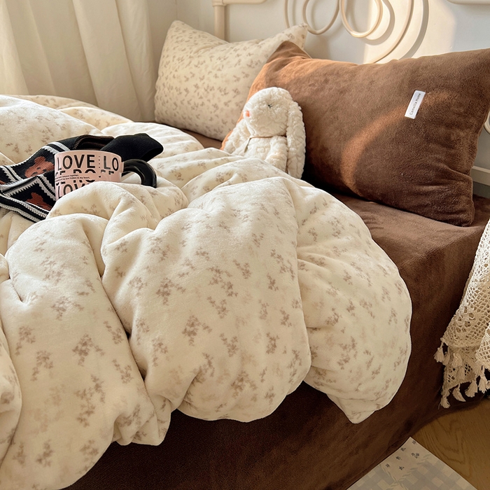 91家纺网 家纺一手货源 找家纺 山茶家纺 2025新款牛奶绒印花四件套-中古系列 中古碎花