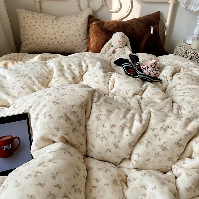 91家纺网 家纺一手货源 找家纺 山茶家纺 2025新款牛奶绒印花四件套-中古系列 中古碎花