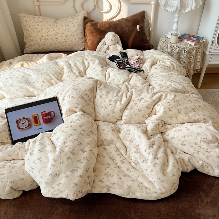 91家纺网 家纺一手货源 找家纺 山茶家纺 2025新款牛奶绒印花四件套-中古系列 中古碎花