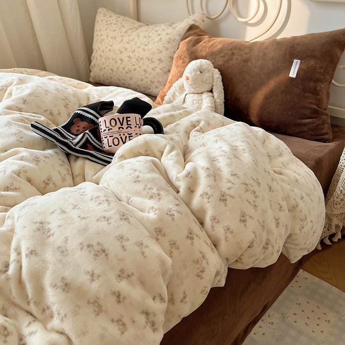 91家纺网 家纺一手货源 找家纺 山茶家纺 2025新款牛奶绒印花四件套-中古系列 中古碎花