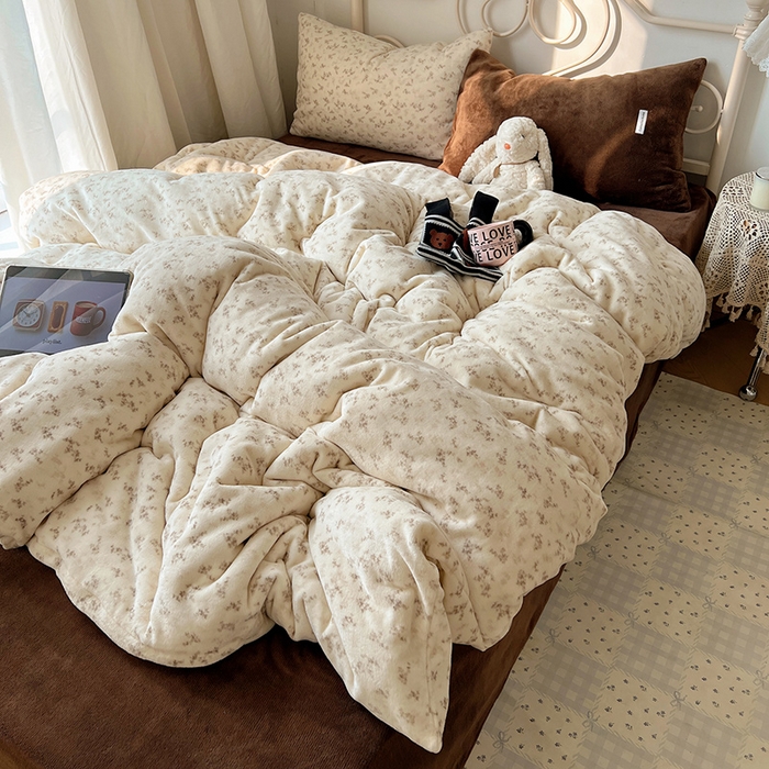 91家纺网 家纺一手货源 找家纺 山茶家纺 2025新款牛奶绒印花四件套-中古系列 中古碎花