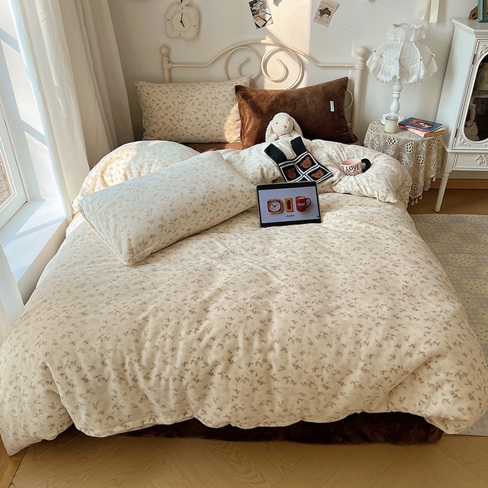 91家纺网 家纺一手货源 找家纺 山茶家纺 2025新款牛奶绒印花四件套-中古系列 中古碎花